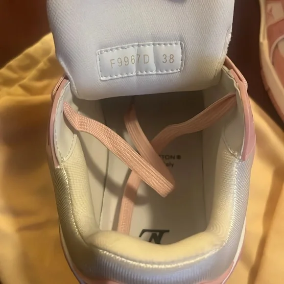 Pink sneaker - Picture 2 of 9